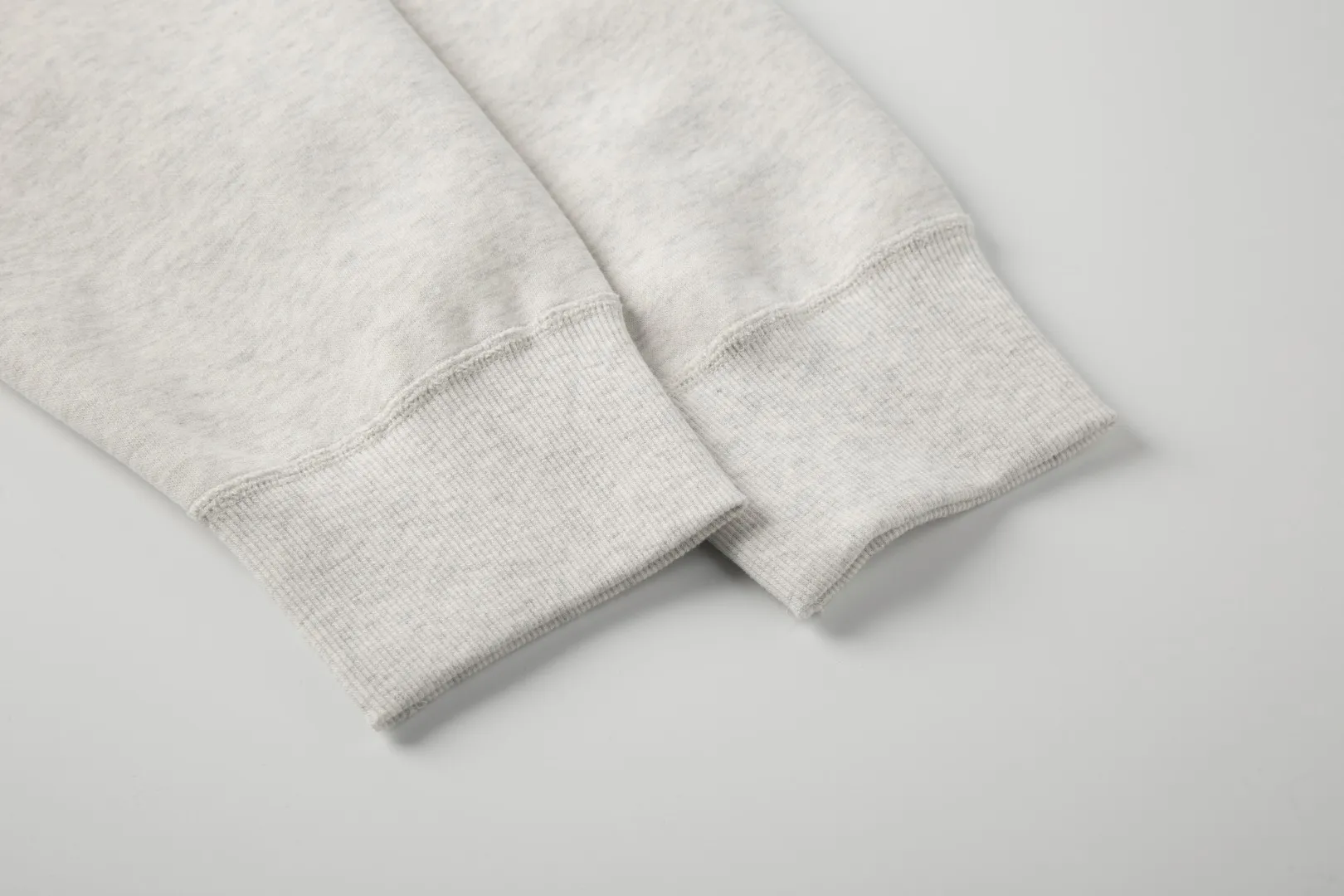 P240 White background picture [Evergreen for all seasons] Style number: 25003# Color: off-white/light pink/light blue/oatmeal gray/light floral gray/dark floral gray/red/brown/black and red label/black and white label/saffron label/hidden white label Size: S to 370g double-sided cotton heavyweight fabric✅ - Original same 7.5CM widened thread processing✅ - Front collar patchwork triangle block, four-needle six-thread topstitch design✅ - RL four-season classic style, loose fit, easy for both men and women to control, simple and clean, versatile, no mistakes, exposed topstitching, patchwork triangle, 1.3cm retro primary color hook drawstring, full of details